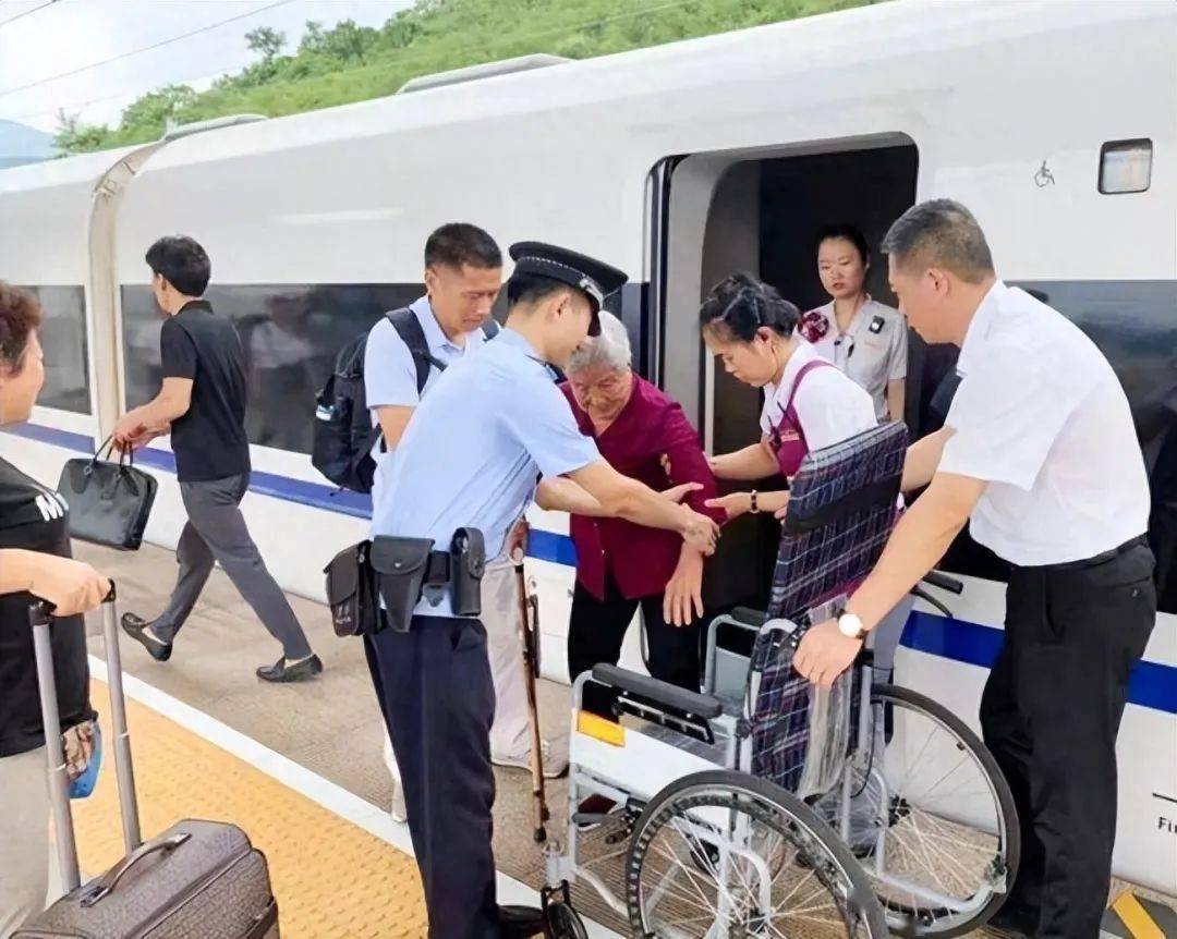 老人又有好消息？9月底，70岁以上老人乘坐高铁免费？是真的吗？