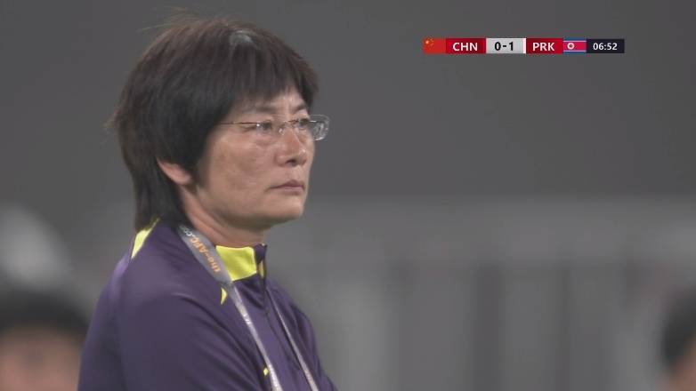开场第5分钟中国女足1球无法取胜，场边水庆霞一脸严肃