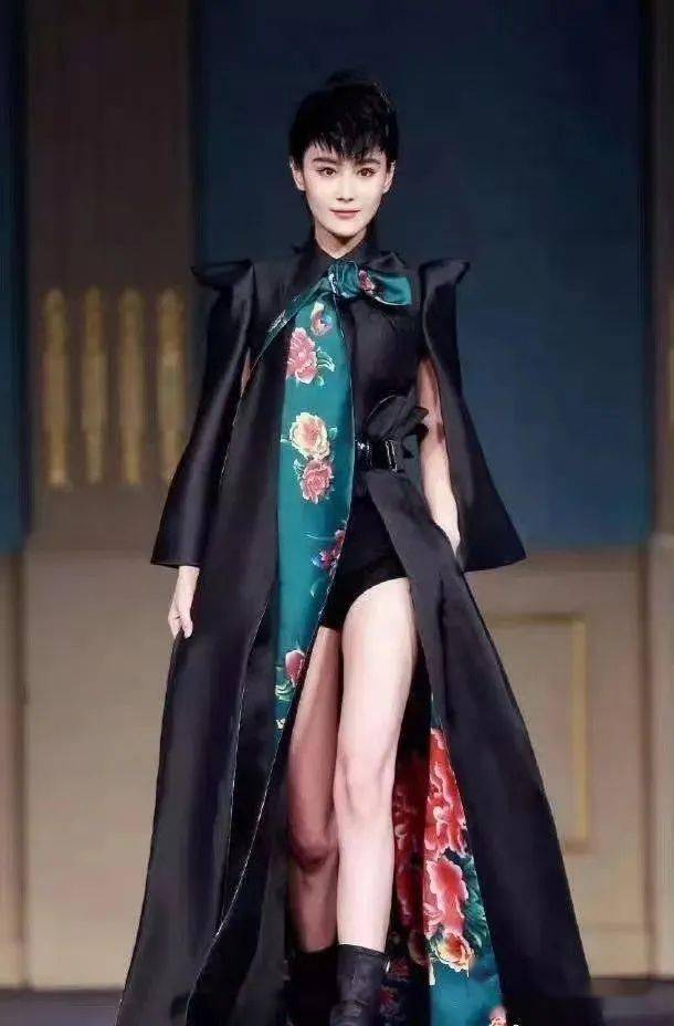 东北大花袄引发热潮，张馨予回应东北大花穿搭：“10年前就穿过了，但被骂了
