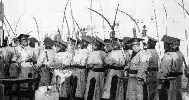 旧事照片：1915年: 袁世凯穿龙袍登基的真实场景