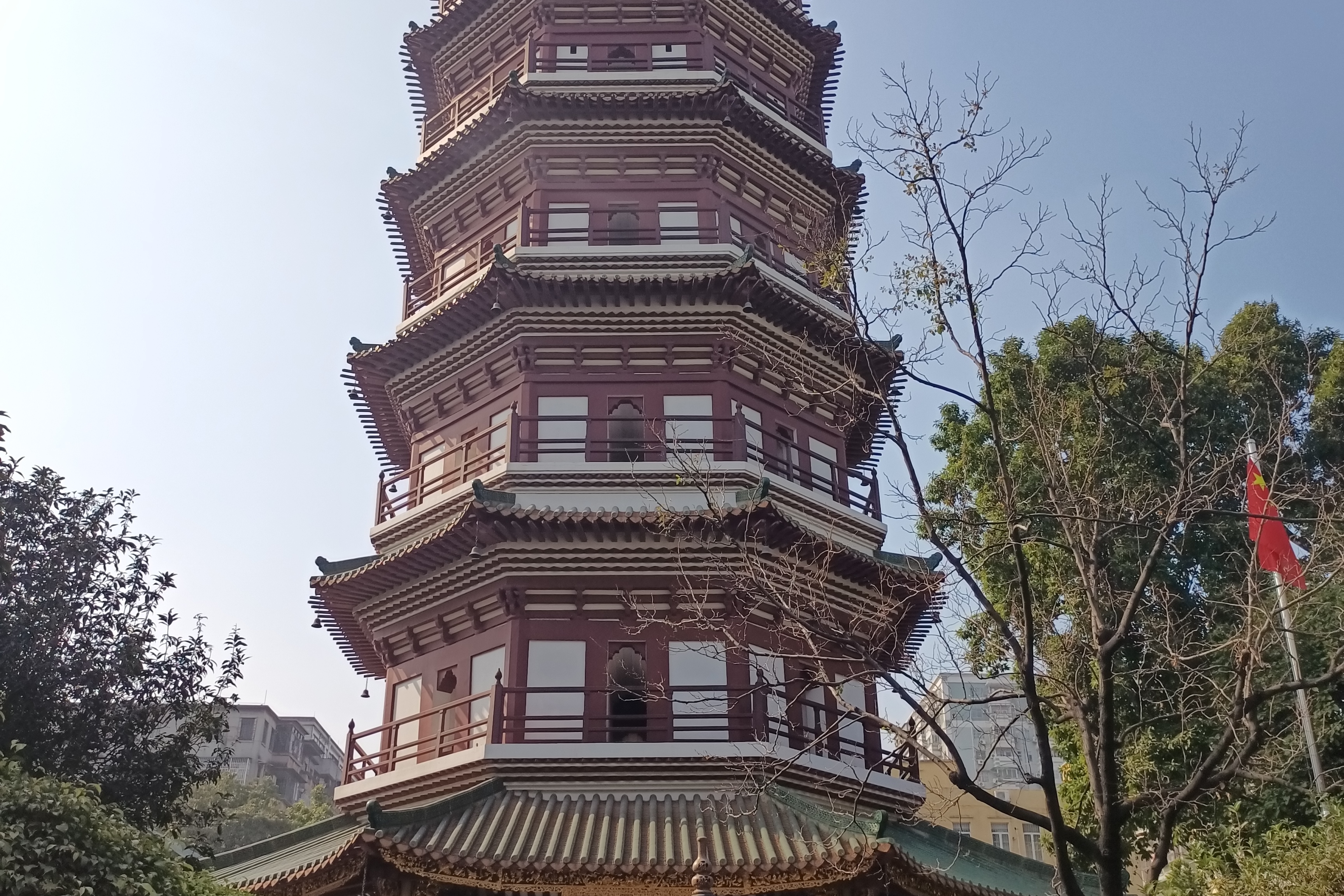 因苏东坡题字而得名的广州六榕寺,寺里漂亮的花塔已经变成了斜塔