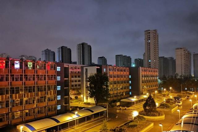 甘肃政法大学夜景图片