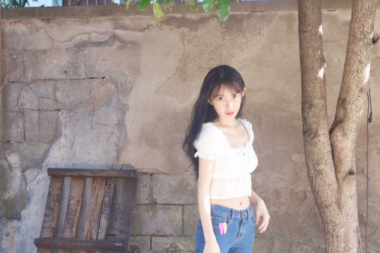 刘萌萌这"少女腰"太迷人,穿白色上衣.