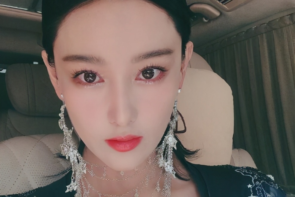 张馨予首登舞台走秀头戴皇冠搭蓝色纱裙优雅高贵艳压范冰冰