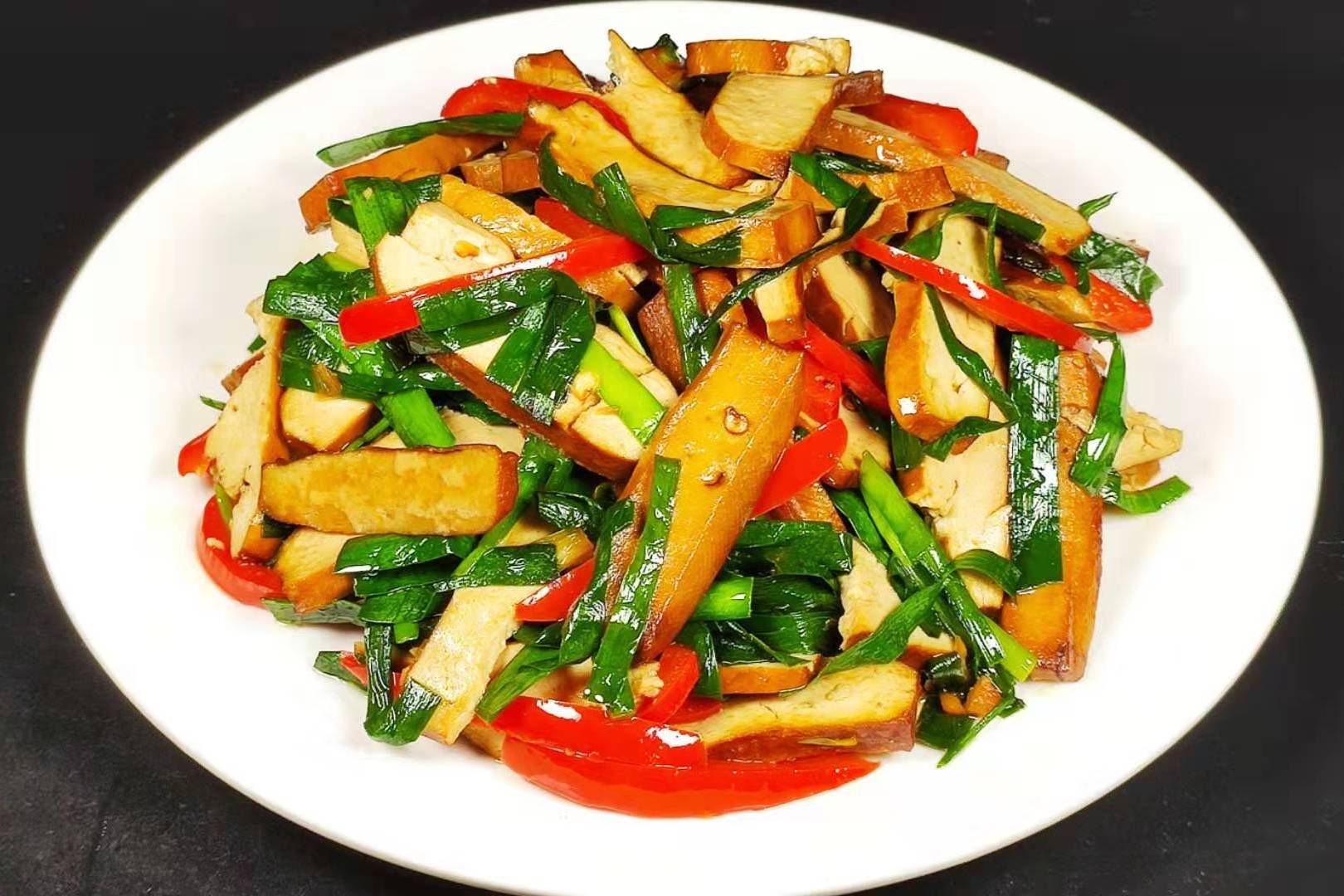 教你做韭菜炒香干翠绿的韭菜搭配嫩滑的香干香气四溢营养美味