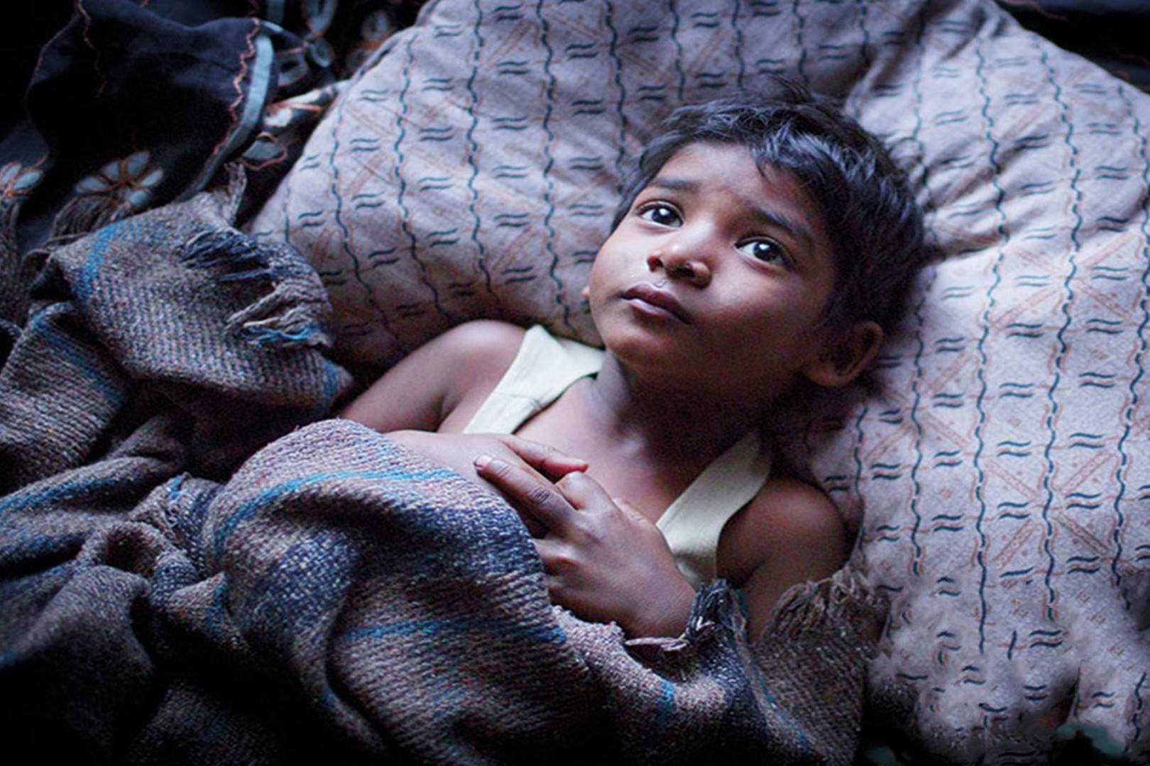 小男孩在火车上走丢到异国流浪睡在山洞时想起了母亲