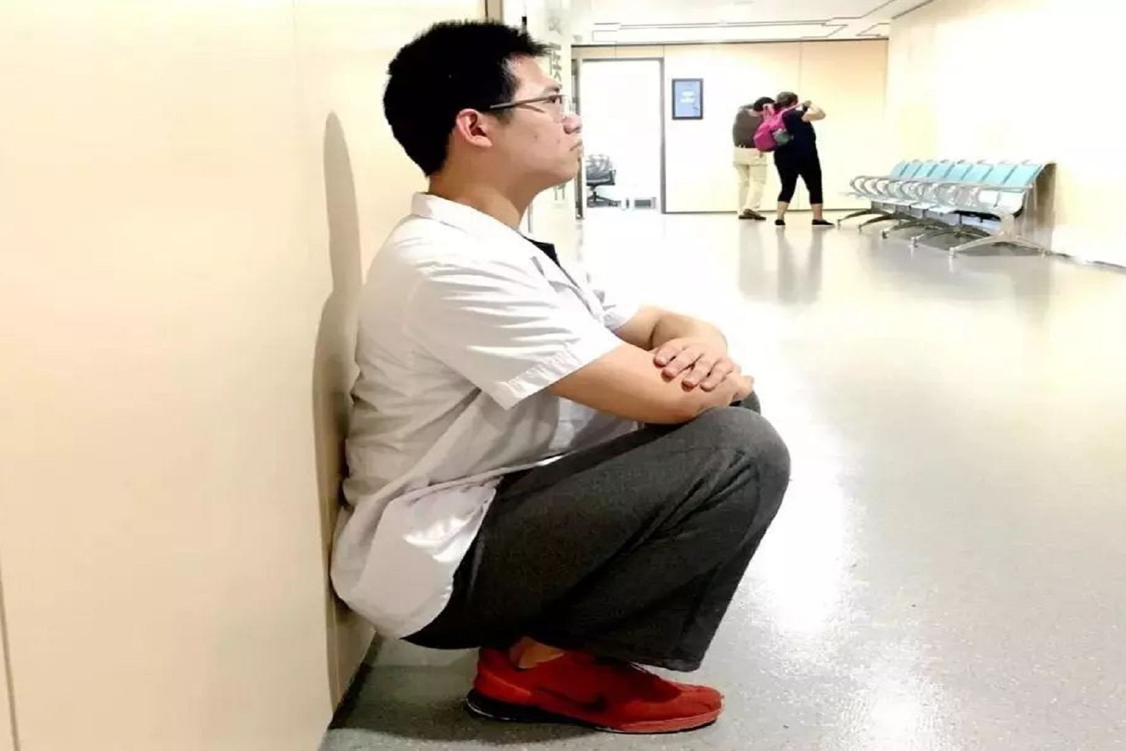 肾气不足做这个动作南怀瑾先生的乞丐蹲动作简单功效明显