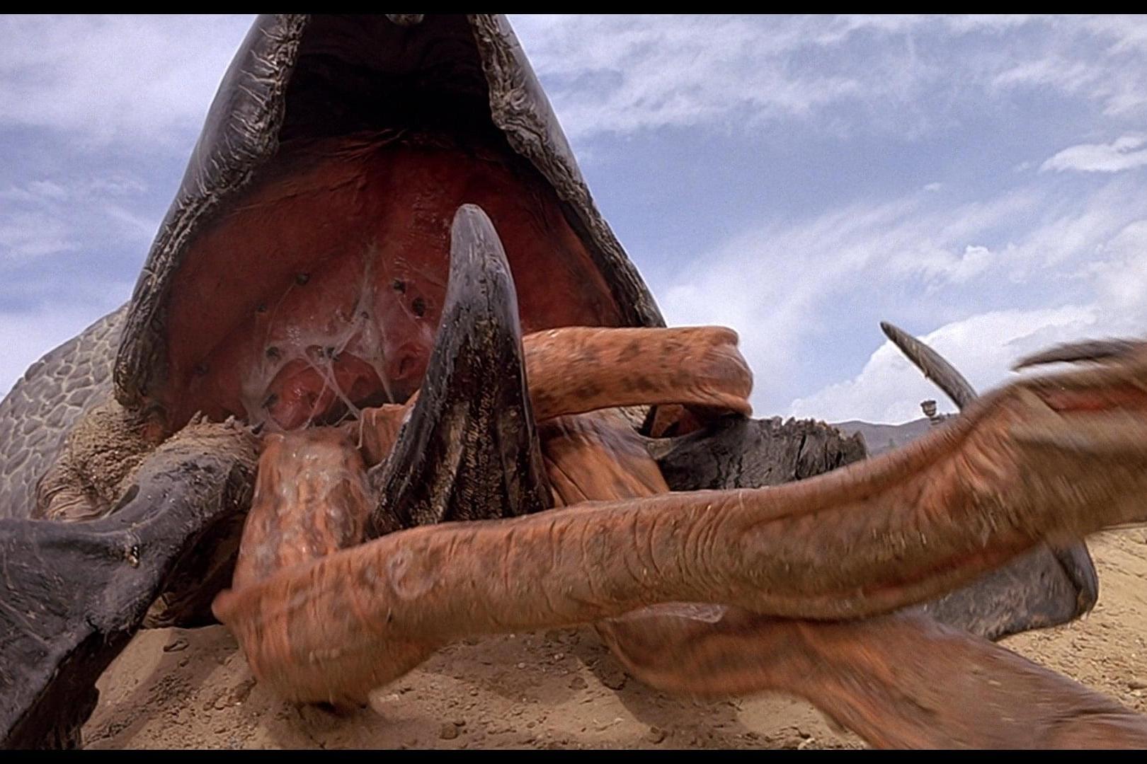 异形魔怪造访地球小镇子