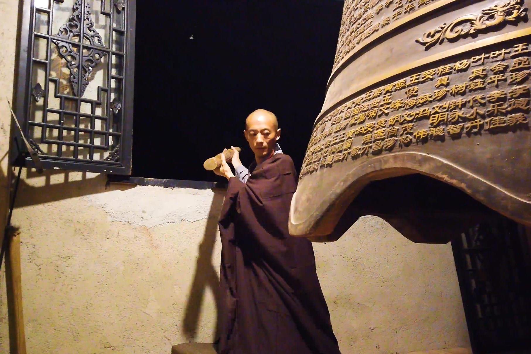 到过寺庙的人很多但是看过晨钟暮鼓全过程的人很少