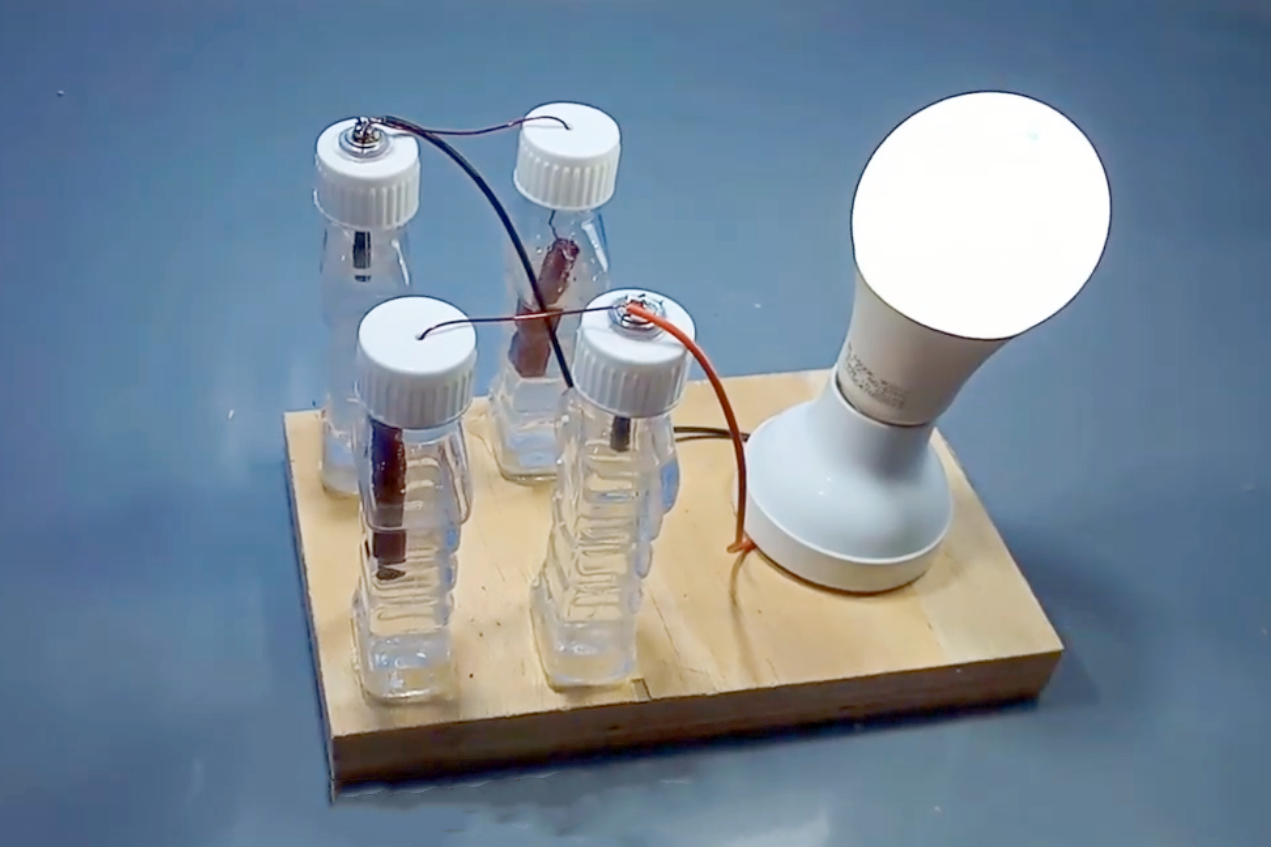 利用盐水和铜线产生电能点亮灯泡科学实验