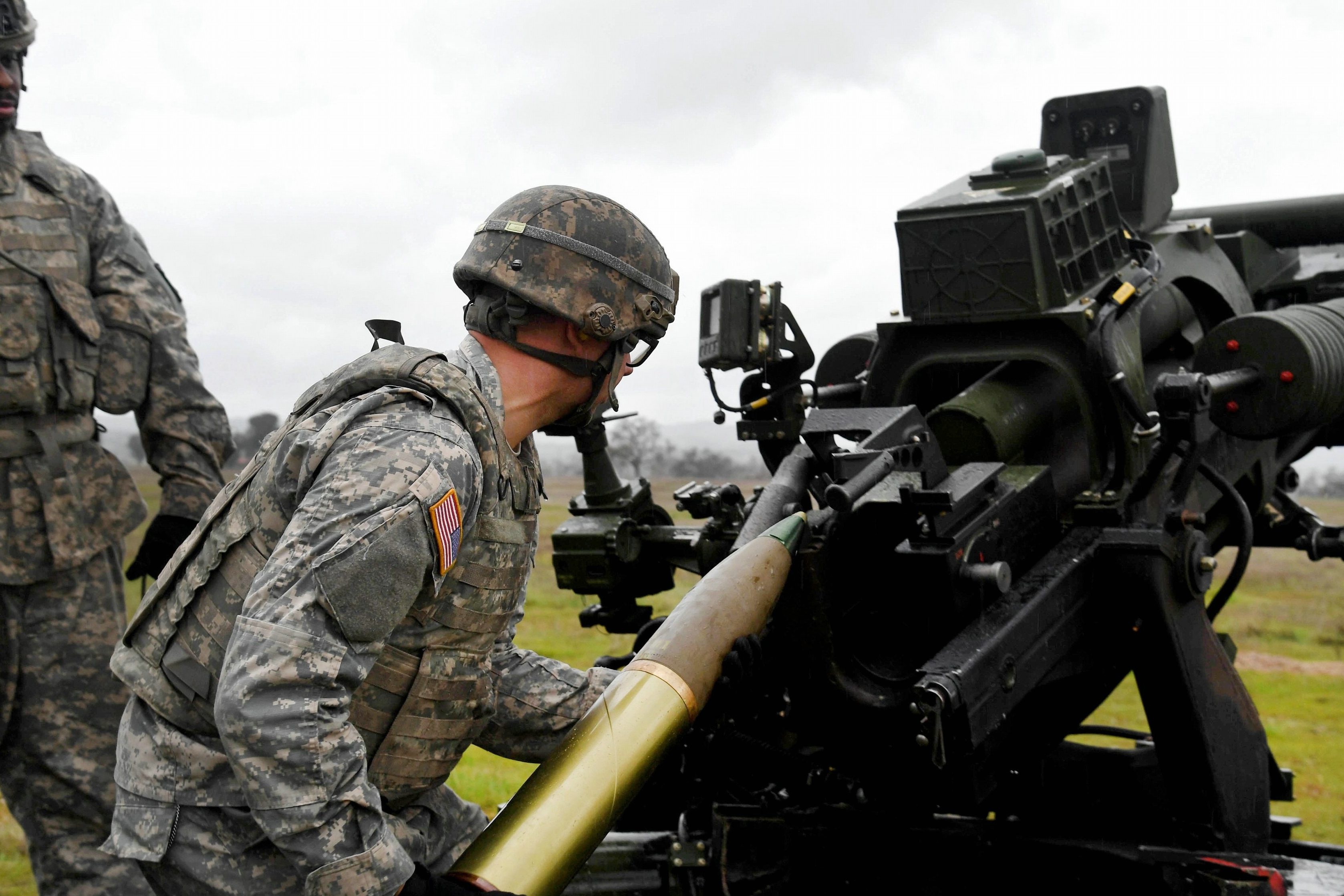 美军操练m119a3榴弹炮发射105毫米口径定装弹