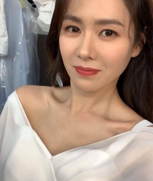 原创 不顾角度随便拍,孙艺珍望着镜头嘟起嘴唇表情多样