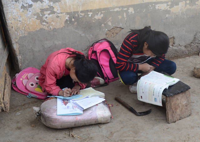 对比-大凉山志愿者胡秋根支教老师贫困山区孩子生活视频和我们的对比