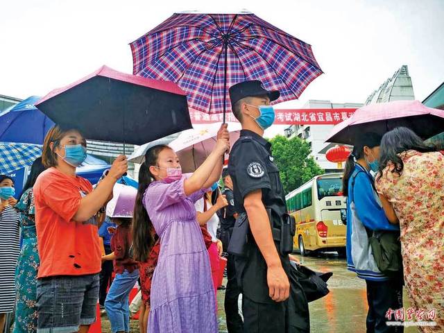 歙县公安局徽城派出所副所长江振华正在执行护航高考的最后一场勤务