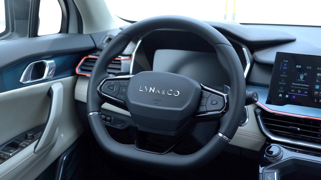 领克06平底式方向盘动感十足仪表带全地图模式