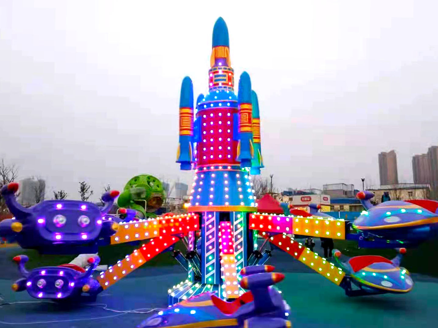 旋转自控飞机网红旋转升降飞机远泽