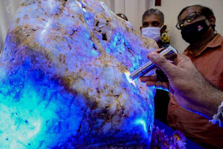 斯里兰卡展出310公斤世界最大天然蓝宝石