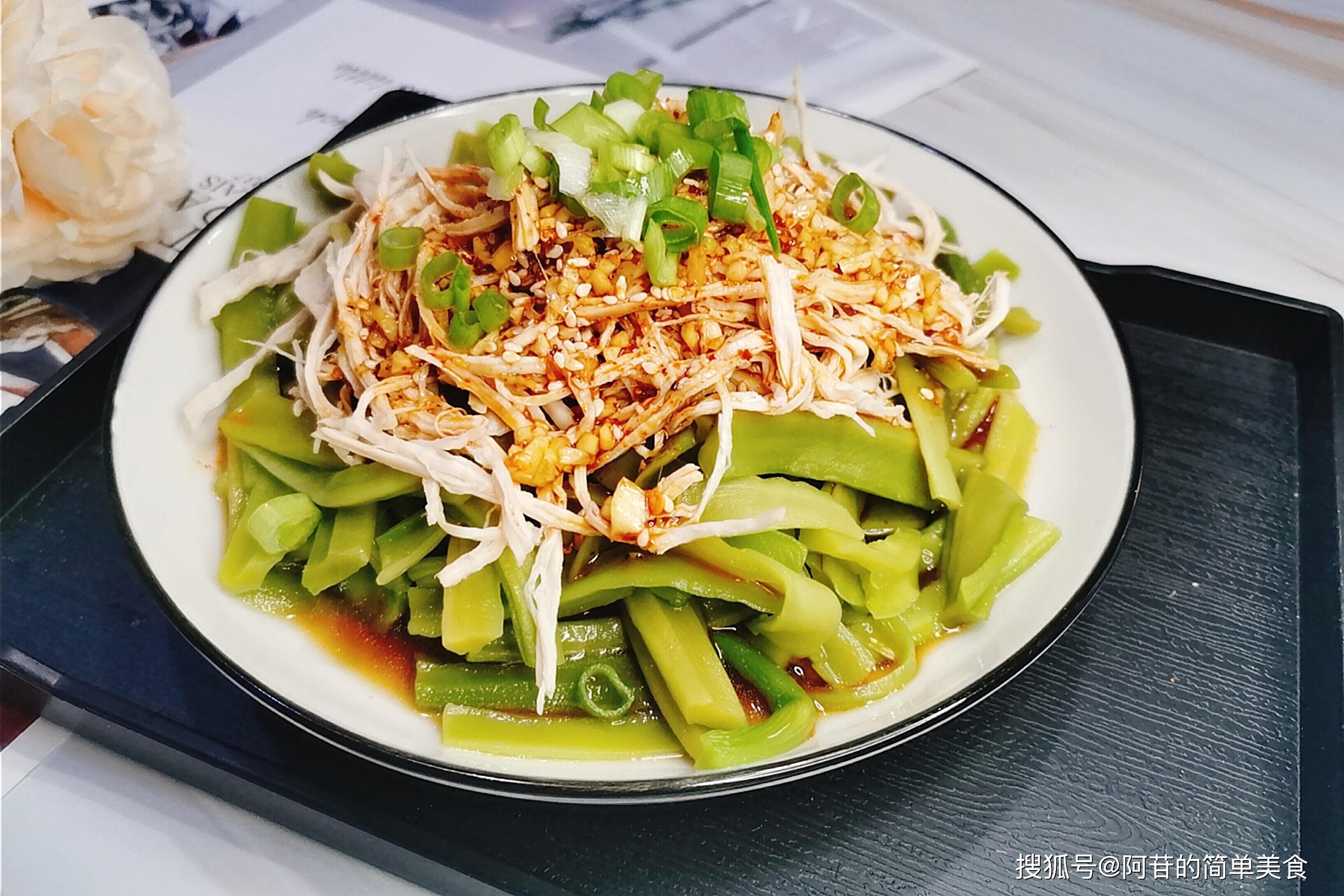 原创                 贡菜爽口,鸡丝低脂,用来拌凉菜,清油刮脂,越吃