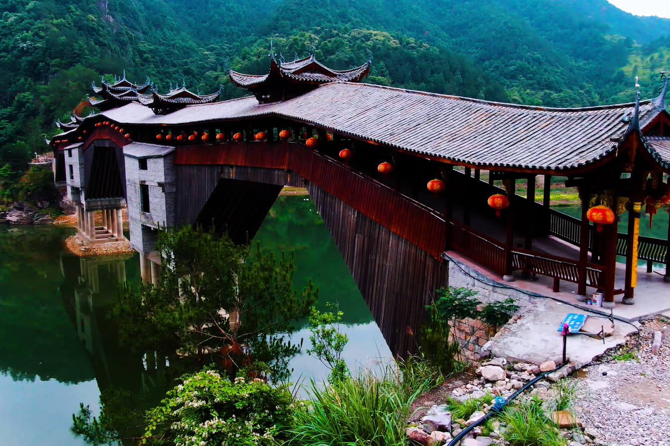 中国最长的木拱廊桥图片