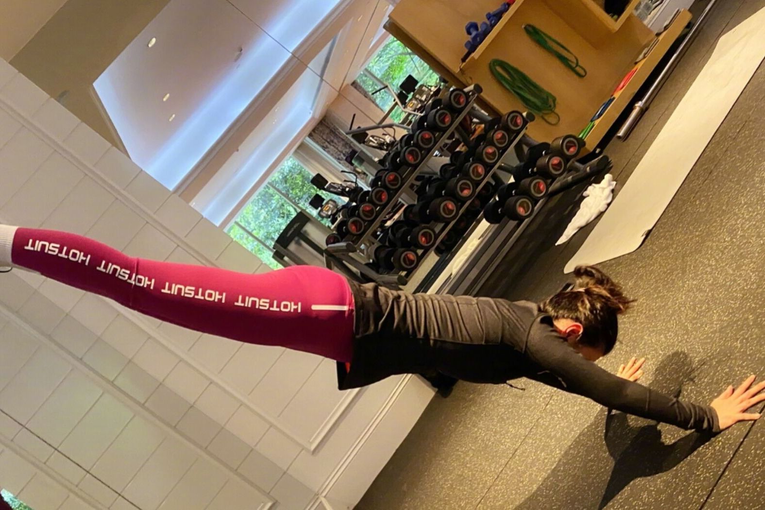 女星黄奕晒健身照,豪华健身房曝光!很少工作日子却过得十分滋润