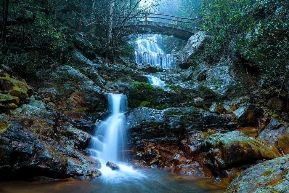 陽明山的蘭溪谷是陽明山負氧離子最高的健身線路站在森林瀑布的旁邊