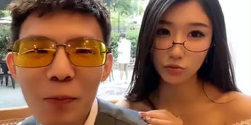 张嘉文参加线下活动，与埋埋互咬糖果激情互动，好兄弟入戏太深啦