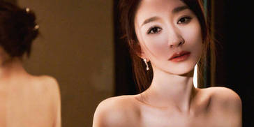 李小冉一袭抹胸开衩长裙秀美腿 眼神温柔娇媚动人