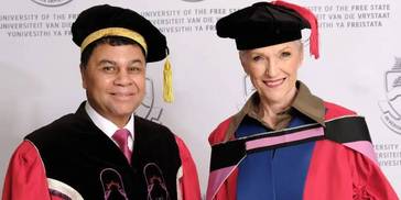 Maye Musk 获颁名誉博士学位！