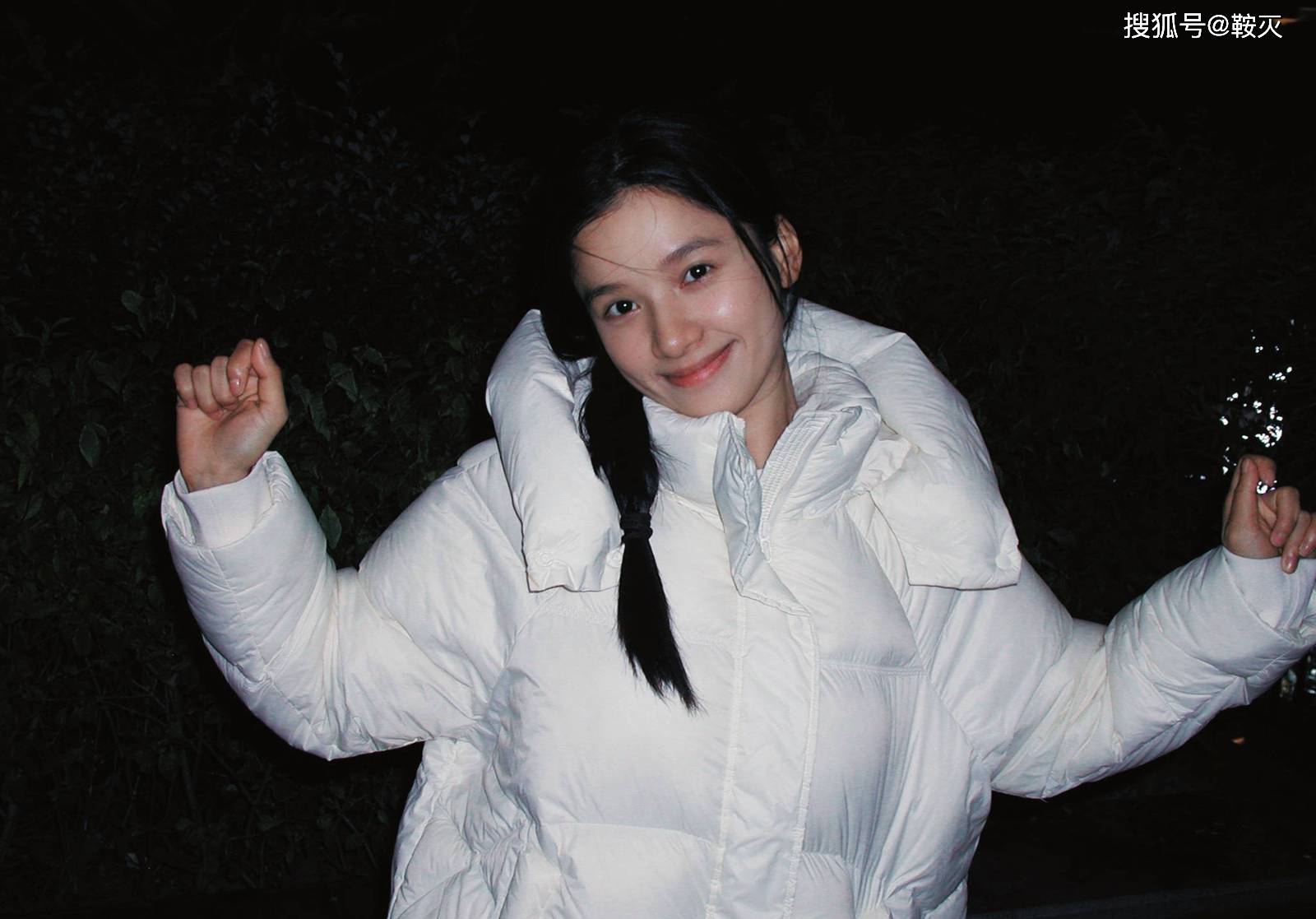 张婧仪晒照穿上冬季羽绒服亲切微笑