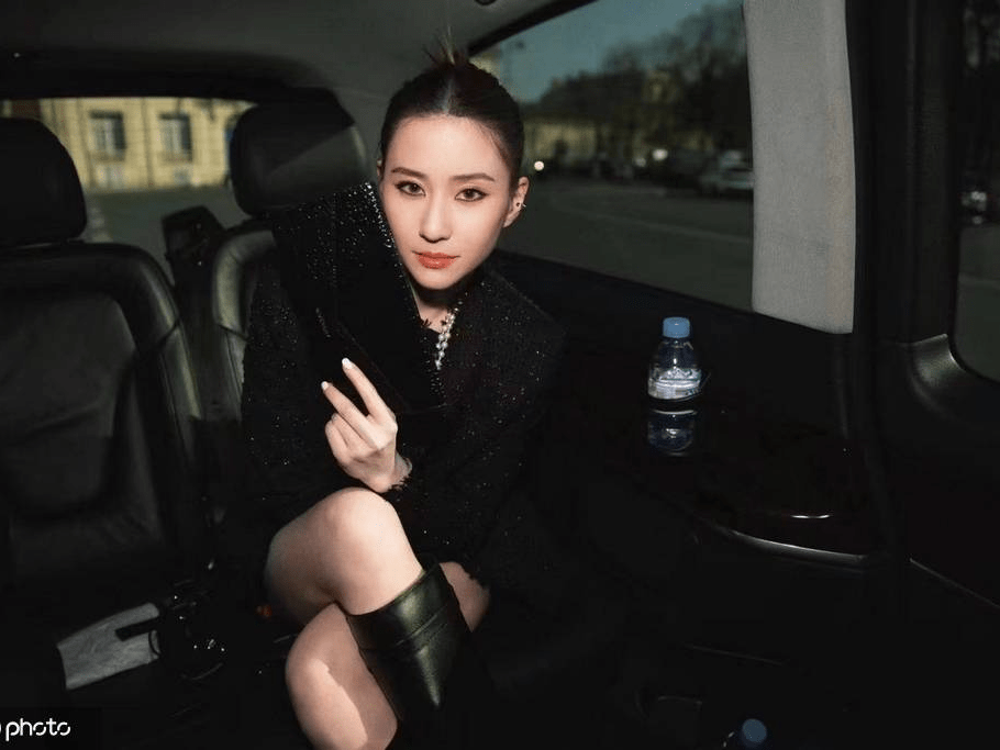 何超莲巴黎时装周造型写真