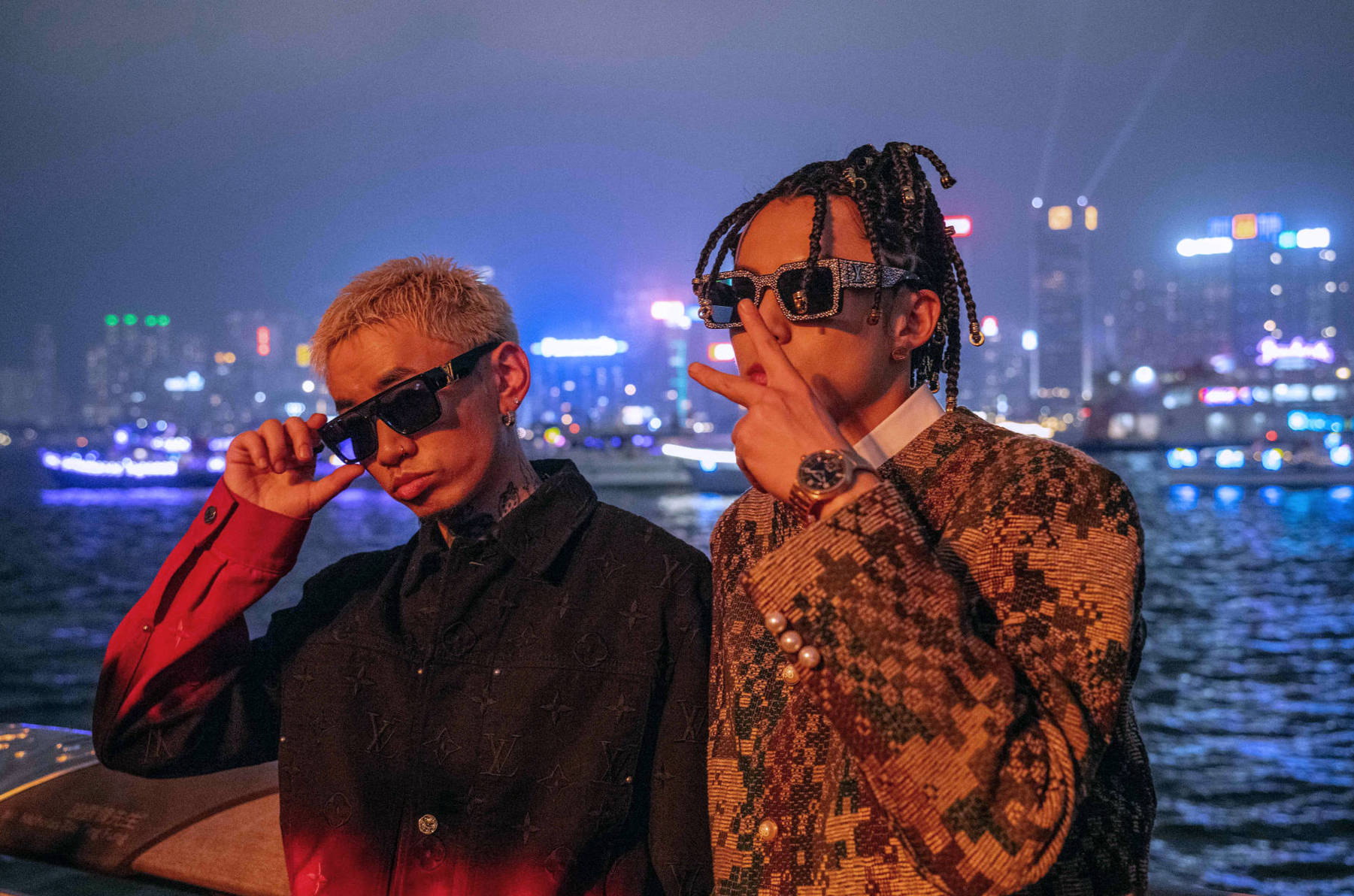 王鹤棣梳脏辫玩转潮流风尚和马思唯合影帅气十足