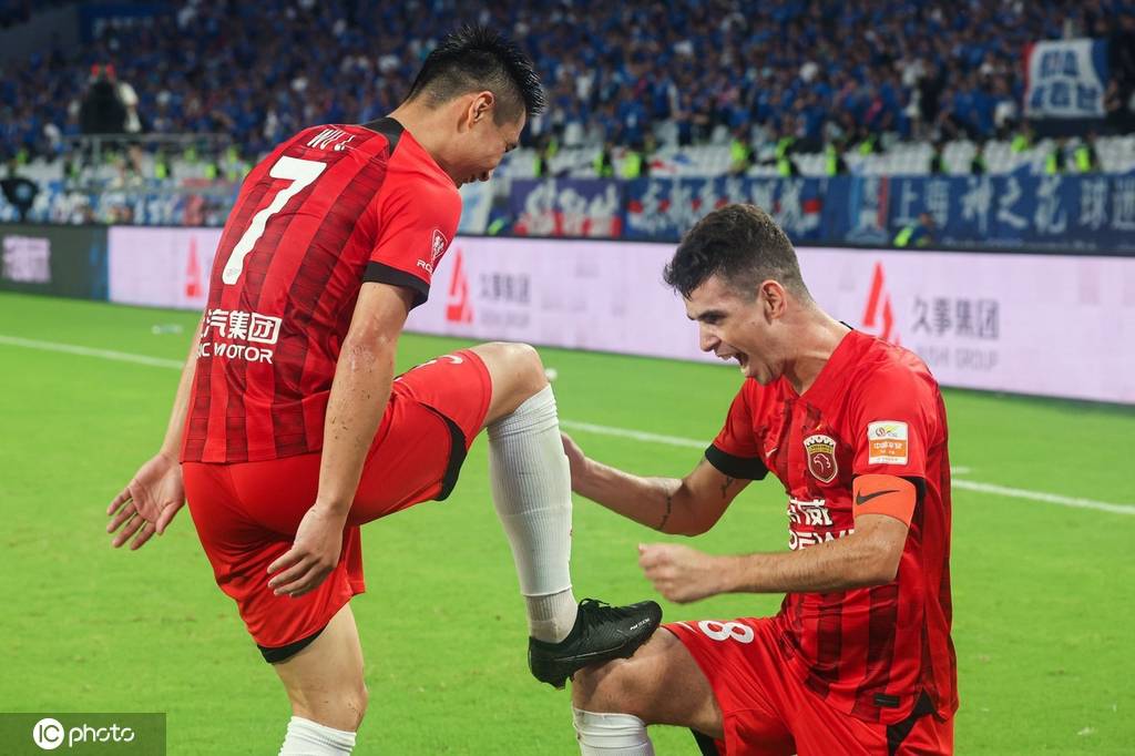 中超第19轮精彩瞬间奥斯卡为武磊擦鞋图