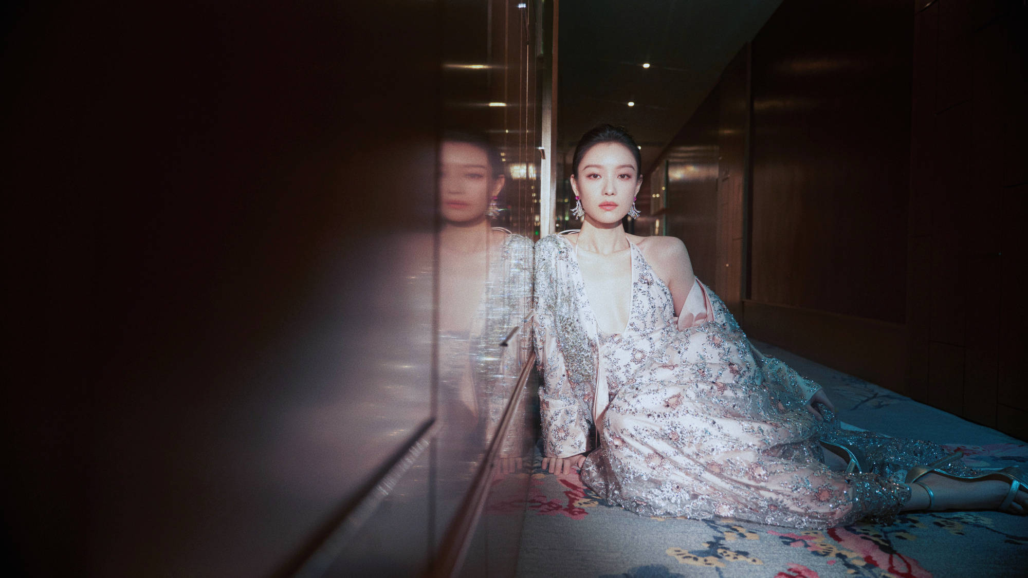 搜狐娱乐讯 11月23日,倪妮参加活动的造型写真释出,她身穿粉色立体