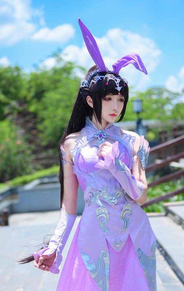 五年后的小舞cos照来袭，白色丝袜+拖地长裙，好身材惹人注目