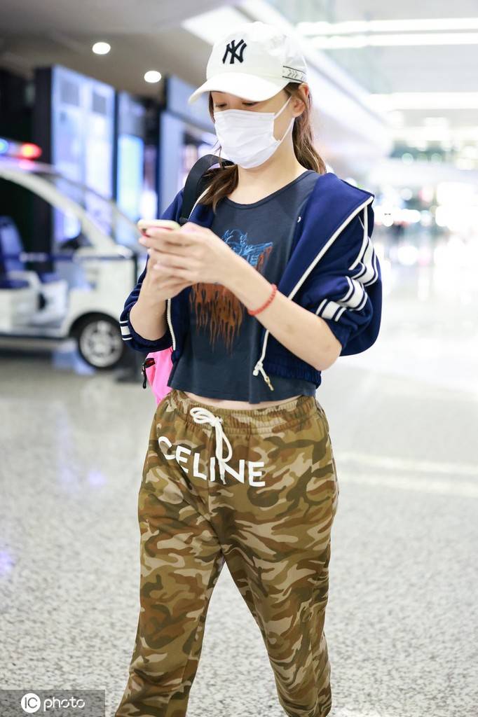 应采儿现身上海机场 身着迷彩卫裤时尚洋气-搜狐大视野-搜狐新闻
