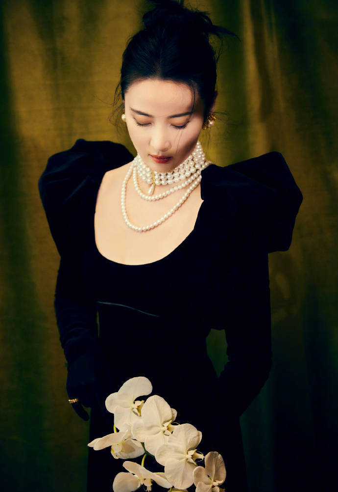 47岁蒋勤勤穿黑丝绒长裙出席活动盘发造型好优雅