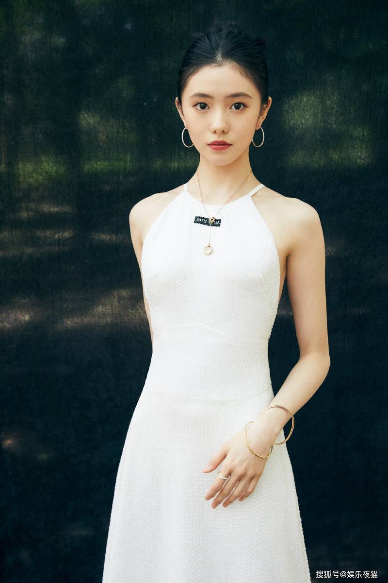 刘浩存一袭白色露背裙写真身姿轻盈眼神清澈迷人