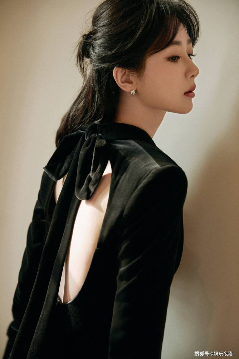 杨紫一袭黑丝绒西服写真气质飒爽干练十足
