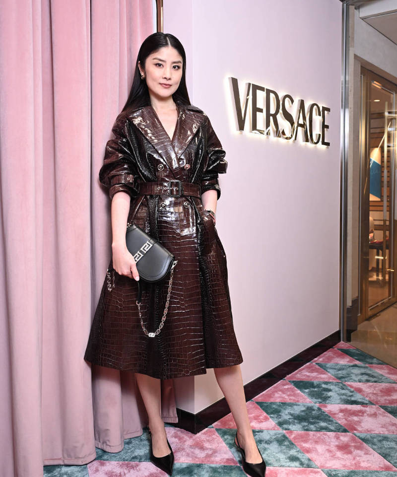 陈慧琳穿鳄鱼皮大衣出席活动插兜戴墨镜港风十足