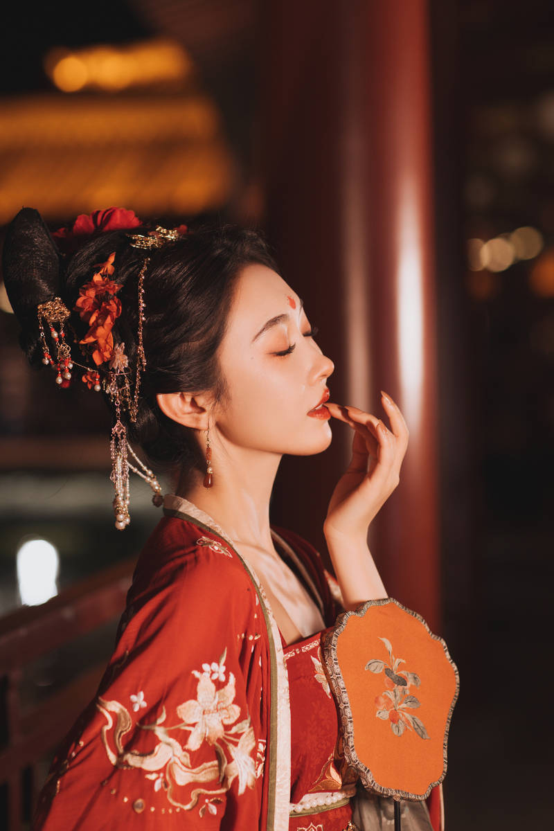 在社交平台发布一组古装写真照,图中,她穿红衣唐妆古风韵味十足,美艳