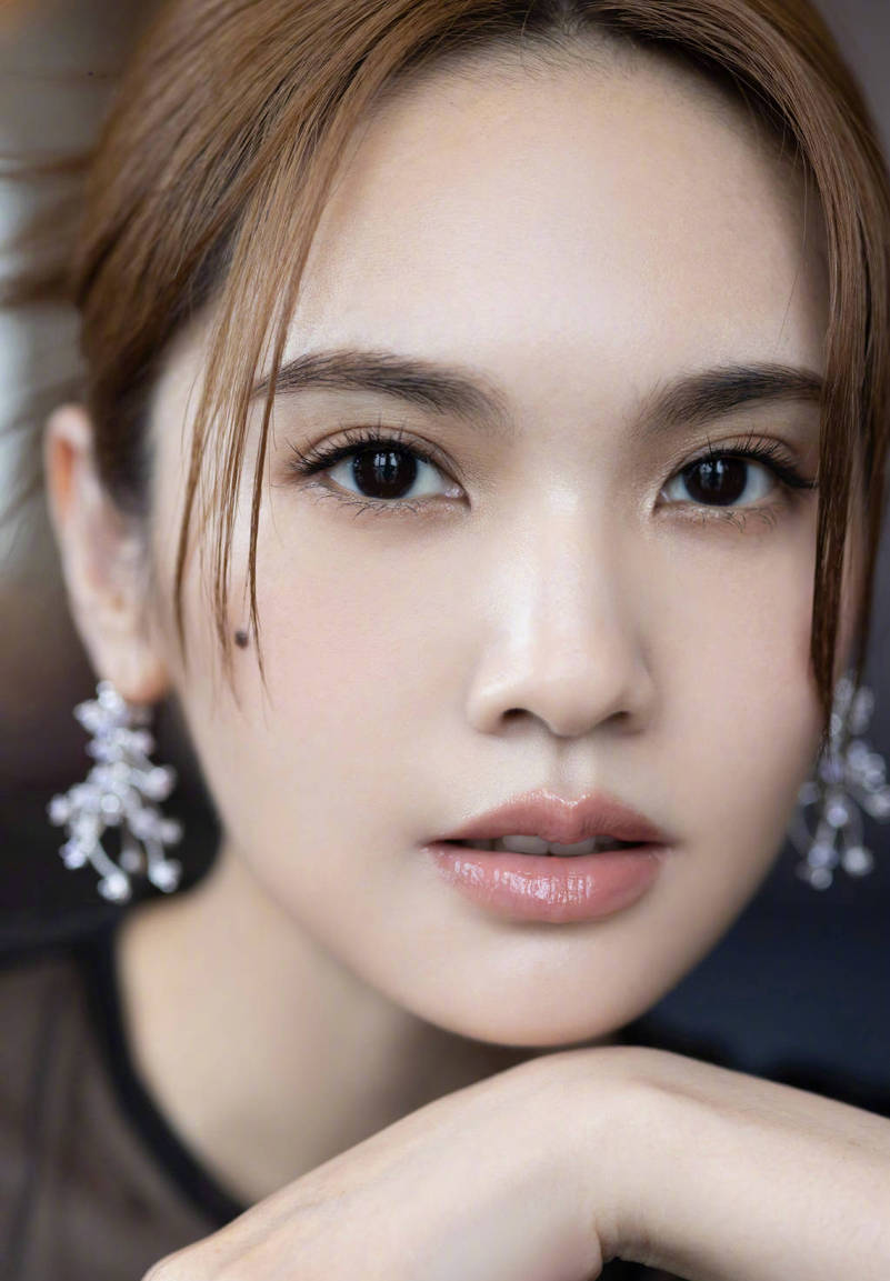 杨丞琳着黑色长裙勾勒曼妙身姿 珠宝点缀仪态优雅-搜狐大视野-搜狐新闻