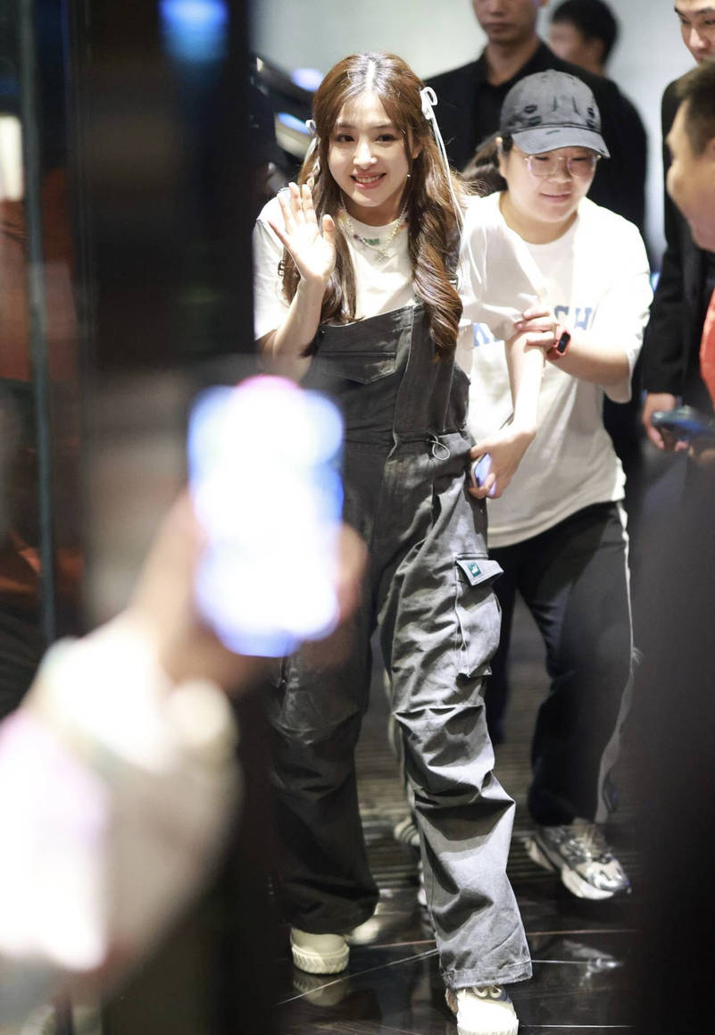 张含韵眼神灵动似小鹿双马尾辫造型乖巧可爱