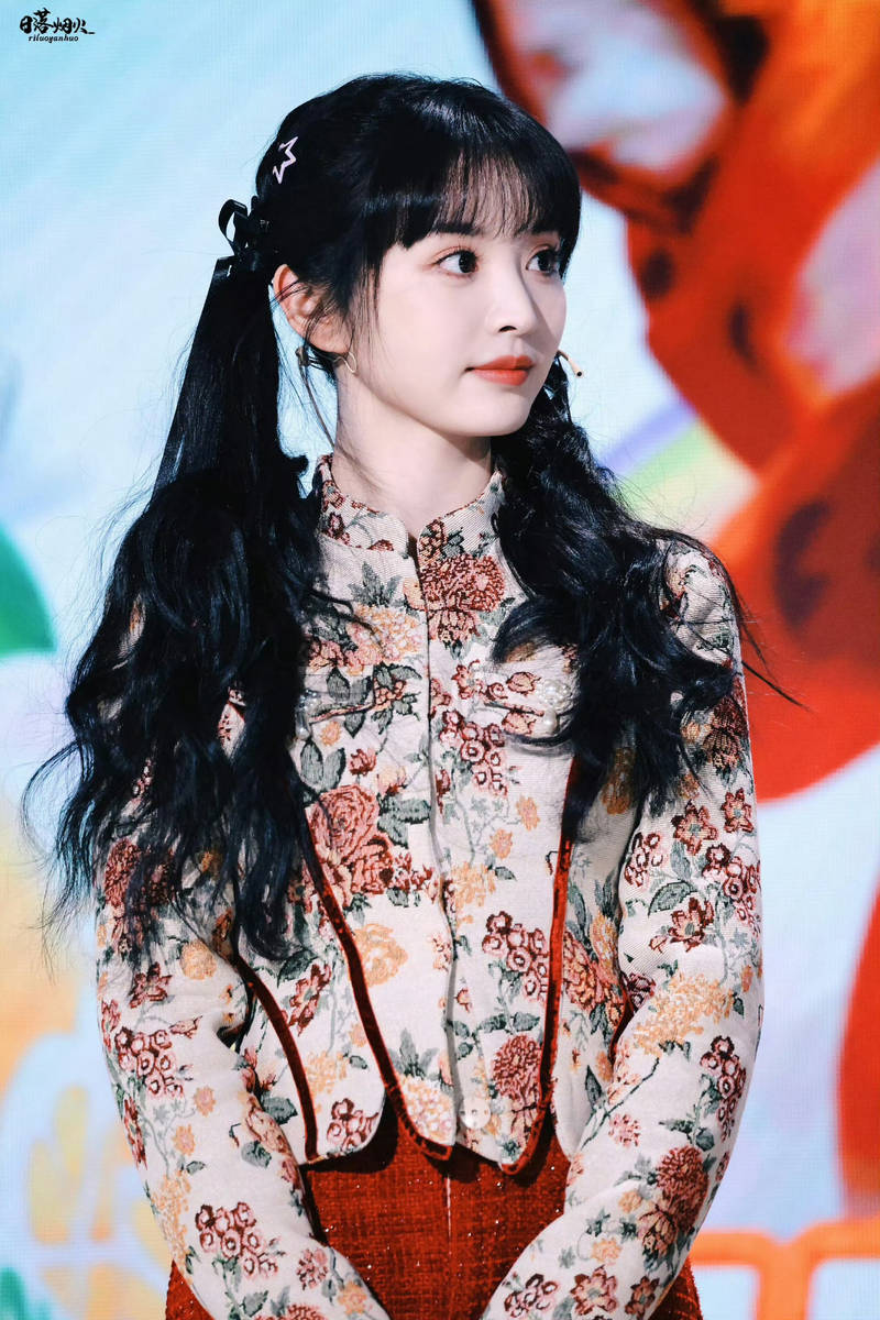 田曦薇扎双马尾表情娇憨灵动笑容甜美少女感十足