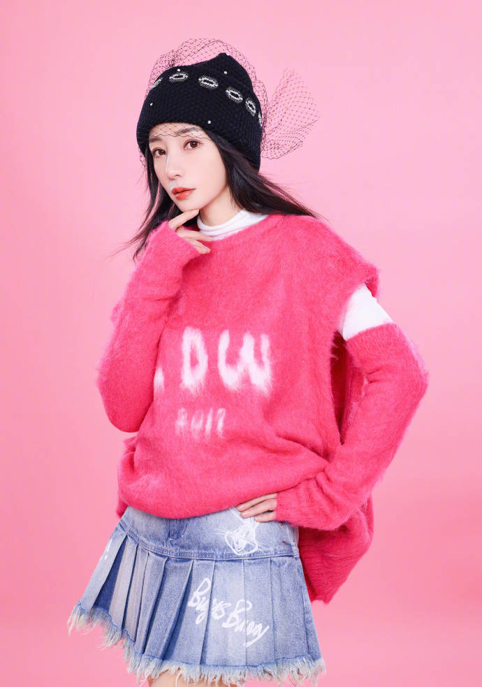 柳岩晒冬日学院风暖系穿搭穿粉色毛衣又靓又美