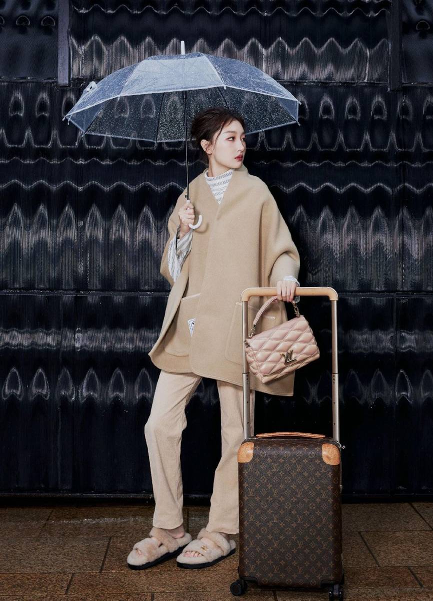 周冬雨出发巴黎时装周棕色系穿搭撑雨伞惬意十足