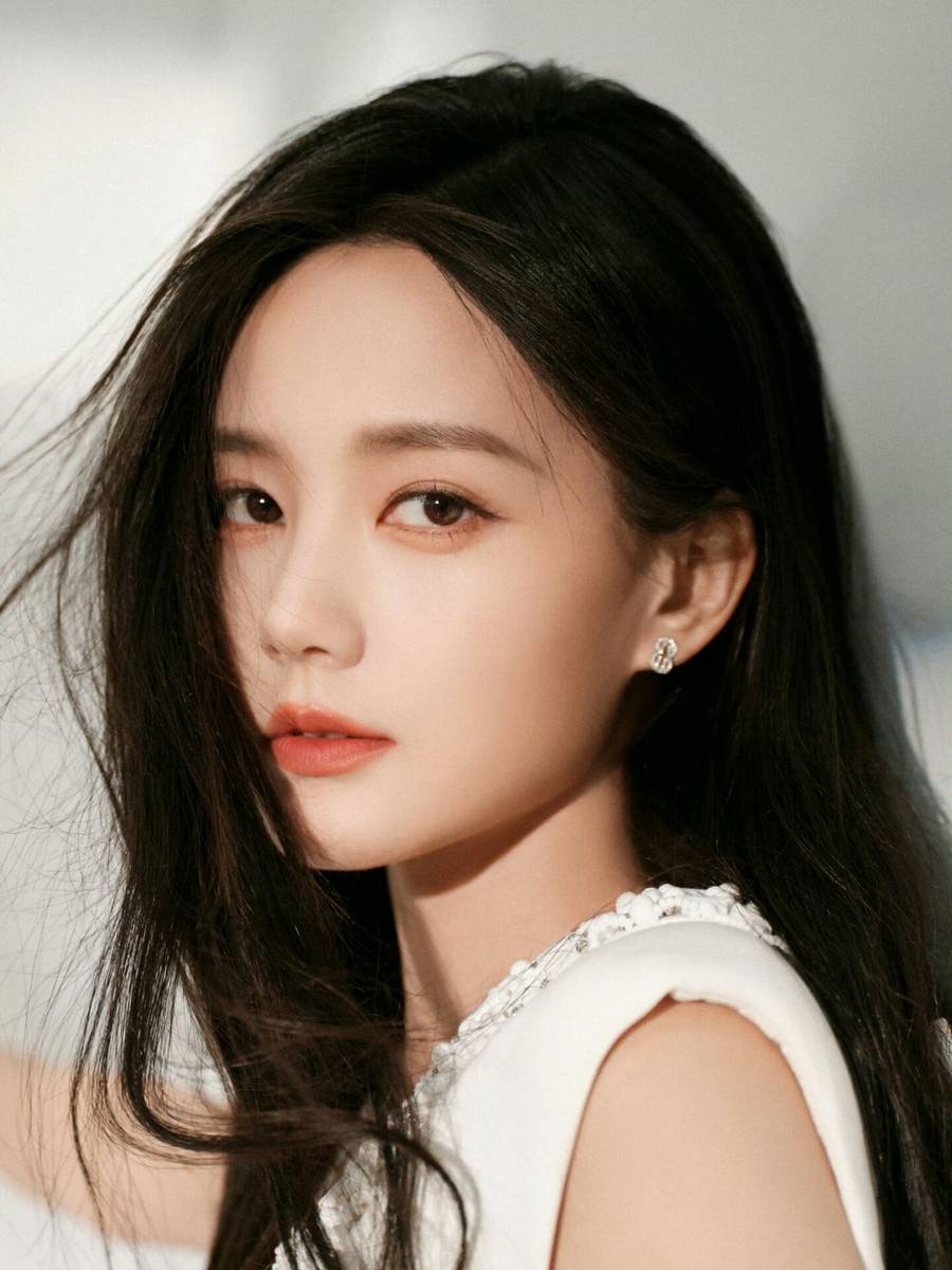 女星李一桐造型集娇艳魅力出水芙蓉