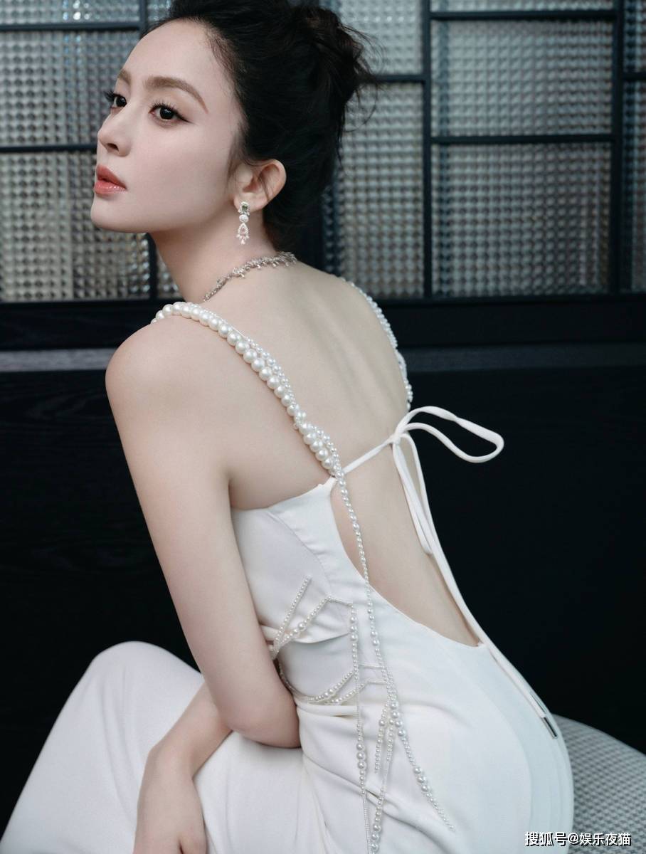 近日,中国内地影视女演员,时尚模特古力娜扎一组写真大片释出.