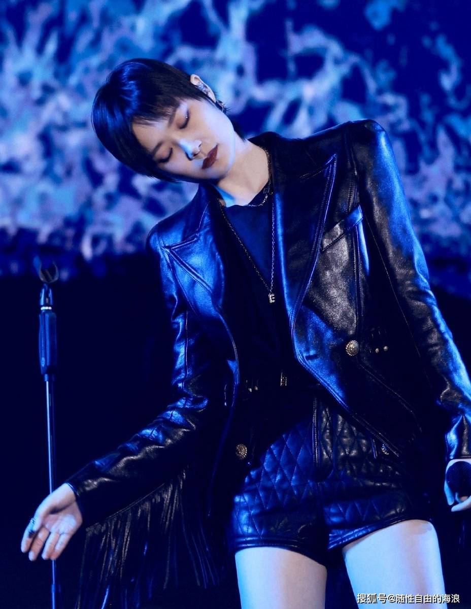 李宇春现身广州音乐节皮衣搭配蓝色眼线妆帅气时尚