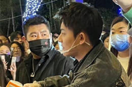 陈翔夜市摆摊被网友偶遇 围观路人众多