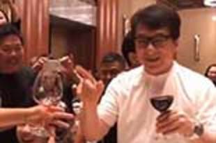 成龙与年轻人聚会 脸色红润拿酒瓶豪饮不断